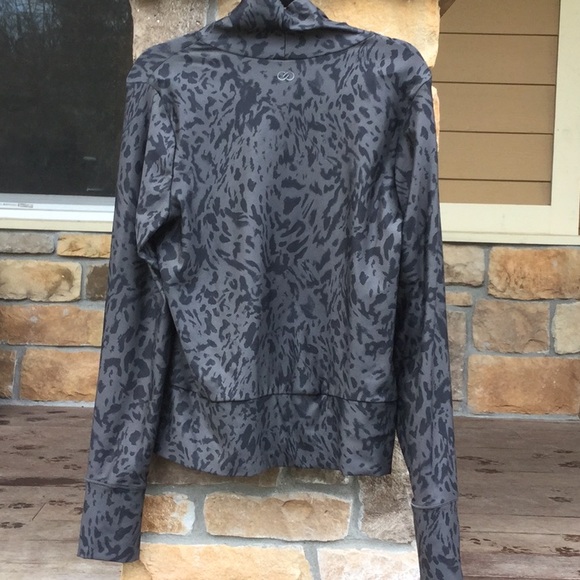 Leopard printed long sleeve athletic shirt by Carrie Underwood brand concert🌷 - Picture 5 of 7